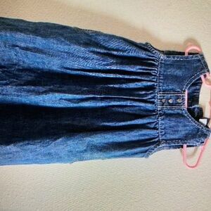Sleeveless front pockets button details blouse